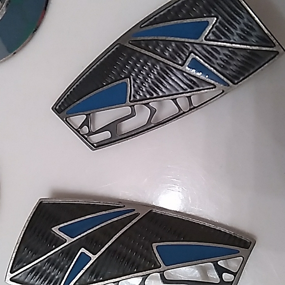 2 PAIRS OF BEREBI ENAMEL EARRINGS. SILVER & GREEN, BLUE/HAMMERED SILVER. SB.15 - Picture 2 of 5